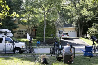 La prensa acude a la casa de la jueza Esther Salas el 20 de julio de 2020 en North Brunswick, Nueva Jersey, tras un ataque en esa casa. (Foto AP /Mark Lennihan)