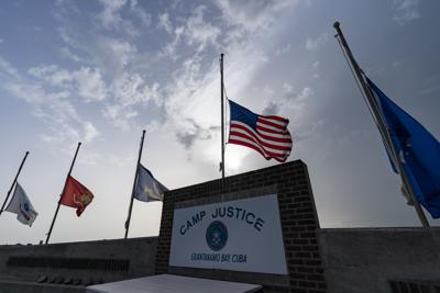 ARCHIVO - En esta foto examinada por funcionarios militares estadounidenses, las banderas ondean a media asta en Camp Justice, el 29 de agosto de 2021, en la Base Naval de la Bahía de Guantánamo, Cuba. (AP Foto/Alex Brandon, archivo)