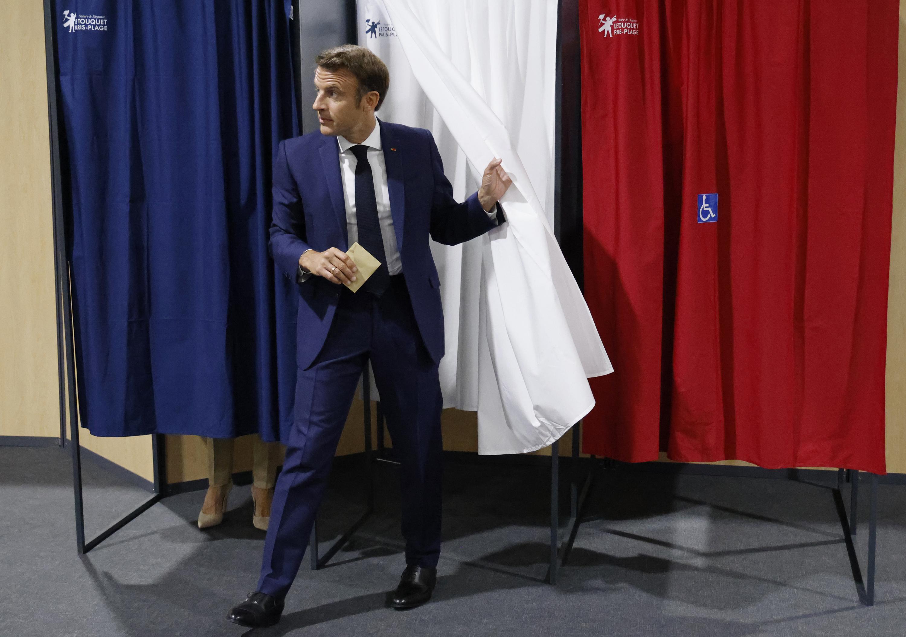 French projections: Macron's centrists will keep a majority