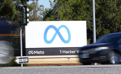 Logo de la empresa Meta, antes llamada Facebook, en sus oficinas centrales en Menlo Park, California, el 28 de octubre de 2021. (AP Foto/Tony Avelar, File)