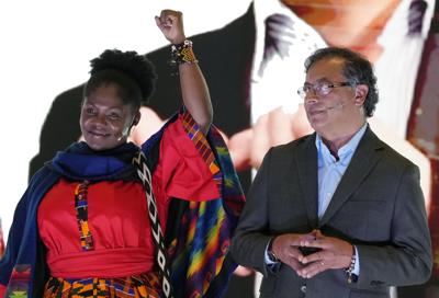 Francia Márquez levanta el brazo junto a Gustavo Petro, candidato presidencial de la Coalición Pacto Histórico, a la derecha, durante un acto de presentación como su compañera de fórmula en Bogotá, Colombia, el miércoles 23 de marzo de 2022. (AP Foto/Fernando Vergara)