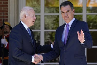 El presidente estadounidense Joe Biden y el presidente del gobierno español Pedro Sánchez se saludan en el Palacio de la Moncloa en Madrid el 28 de junio del 2022, donde se reunieron para discutir la continuación de los esfuerzos para respaldar a Ucrania.  (AP Fto/Susan Walsh)