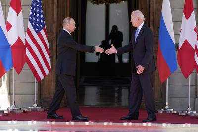 El presidente estadounidense Joe Biden y el mandatario ruso Vladimir Putin se estrechan la mano el 16 de junio del 2021, en Ginebra. (Foto AP/Patrick Semansky)