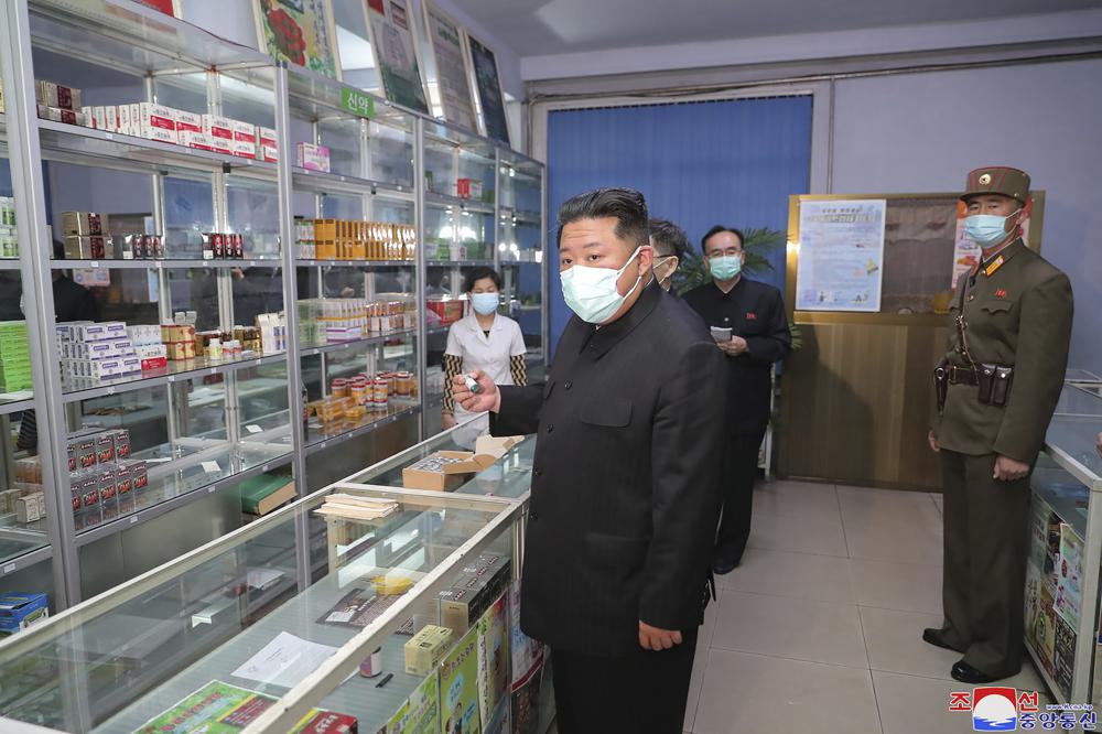 ARCHIVO - En esta foto proporcionada por el gobierno de Corea del Norte, el líder norcoreano Kim Jong Un, centro, visita una farmacia en Pyongyang, Corea del Norte, el 15 de mayo de 2022. Los periodistas independientes no tuvieron acceso para cubrir el evento representado en esta imagen distribuida por el gobierno de Corea del Norte.  El contenido de esta imagen es tal como se proporciona y no se puede verificar de forma independiente.  La marca de agua en idioma coreano en la imagen proporcionada por la fuente dice: "KCNA", que es la abreviatura de la Agencia Central de Noticias de Corea.  (Agencia Central de Noticias de Corea/Servicio de Noticias de Corea vía AP, Archivo)