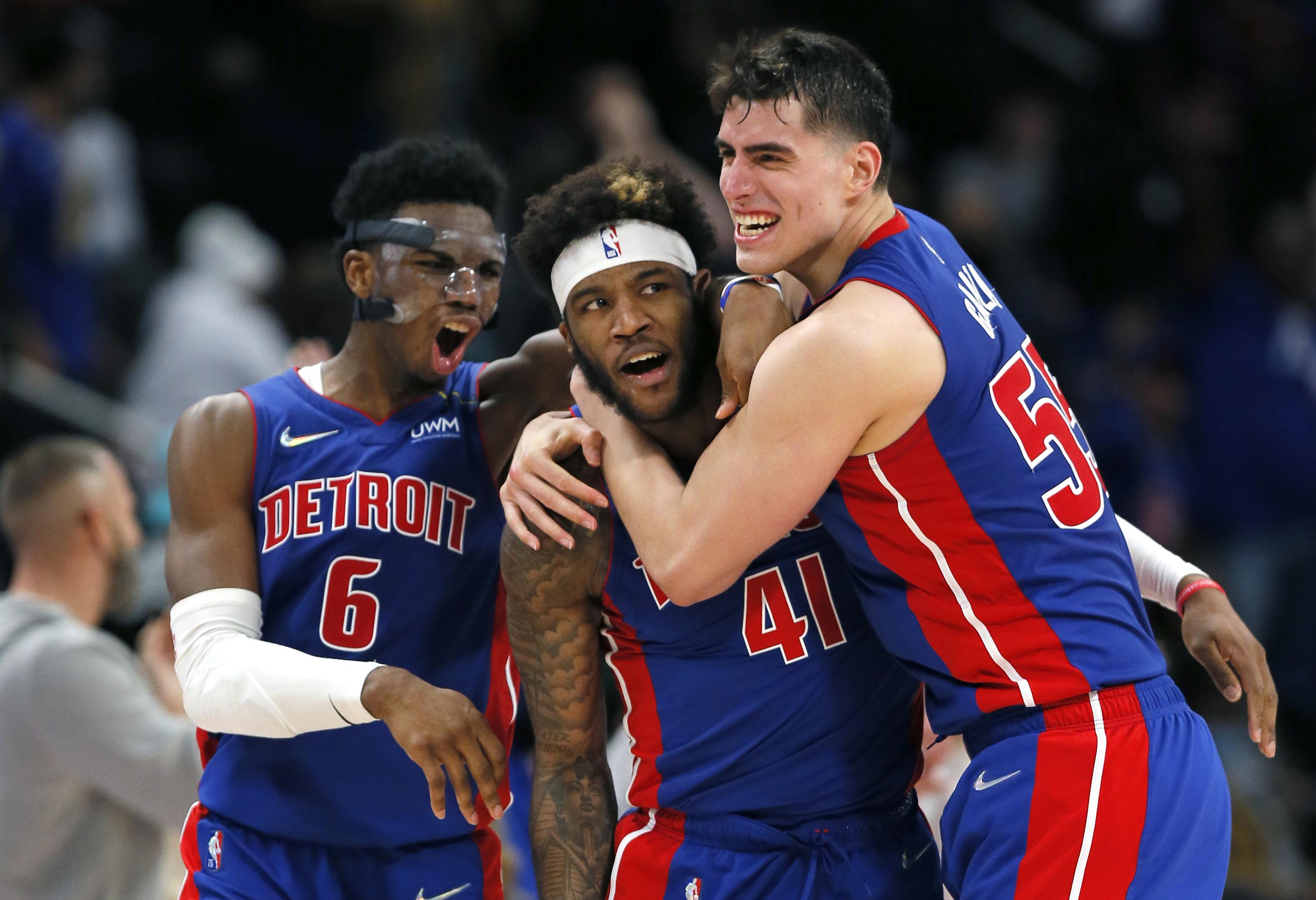 Bey bateó un triple al final del tiempo extra, Pistons superan a Spurs 117-116