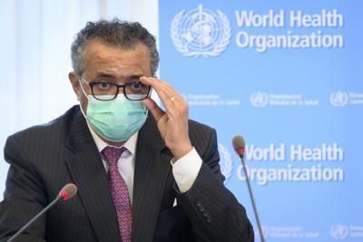 ARCHIVO - En esta foto del 24 de mayo del 2021, Tedros Adhanom Ghebreyesus, director general de la Organización Mundial de la Salud, habla en una reunión con el ministro de salud de Suiza, Alain Berset, en Ginebra. (Laurent Gillieron/Keystone vía AP, archivo)