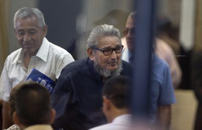 Fotografía de archivo del 28 de febrero de 2017 de Abimael Guzmán, fundador y líder del grupo terrorista Sendero Luminoso (al centro, de anteojos), a su ingreso a un tribunal en la Base Naval de Callao, Perú. (AP Foto/Martín Mejía, archivo)