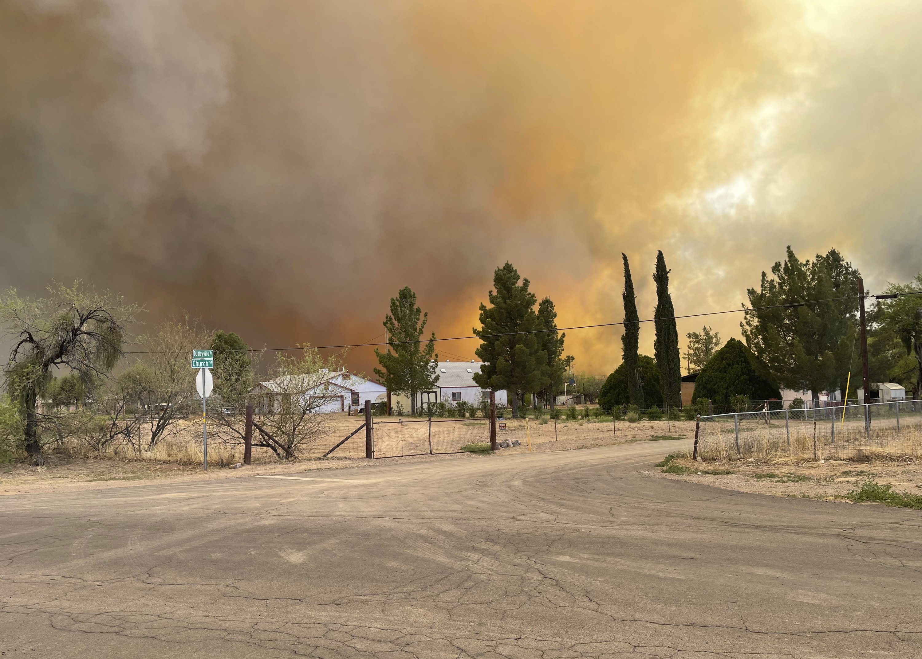 Wildfires in Arizona destroy 12 homes;  200 people evacuated