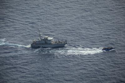Un embacación sobrecargada con migrantes trata de escapar de la Guardia Costera libia en e Mediterráneo el 30 de junio del 2021.  (Sea-Watch.org vía AP)