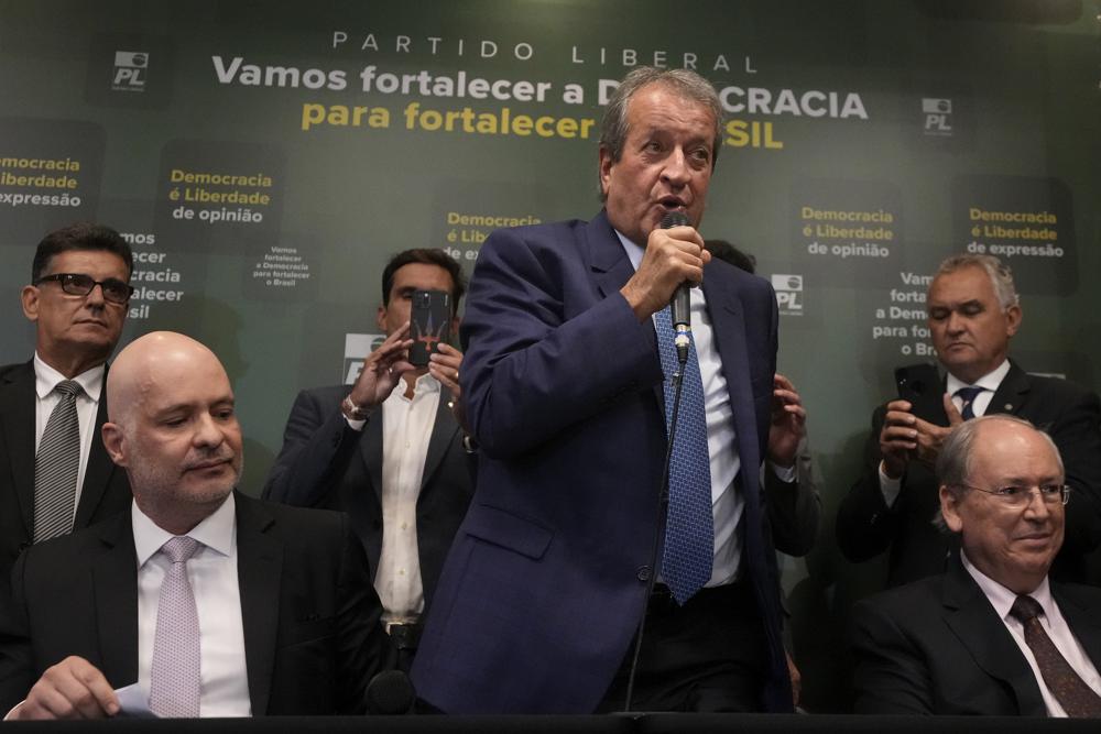 Valdemar Costa Neto, dirigente del Partido Liberal al que pertenece el presidente Jair Bolsonaro, hace declaraciones a la prensa en Brasilia, el martes 22 de noviembre de 2022, sobre una investigación relacionada con las máquinas electrónicas de votación en las recientes elecciones generales.  (Foto AP/Eraldo Peres)