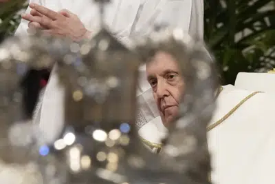 El papa Francisco bendice un jarro de aceite durante un acto en la basílica de San Pedro, en el Vaticano, el 6 de abril de 2023. (AP Foto/Andrew Medichini)