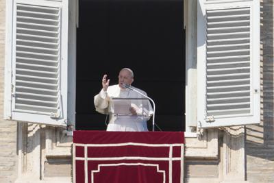 El papa Francisco en la ventana sobre la Plaza de San Pedro en la Ciudad del Vaticano, el 6 de febrero del 2022. (Foto AP/Gregorio Borgia)