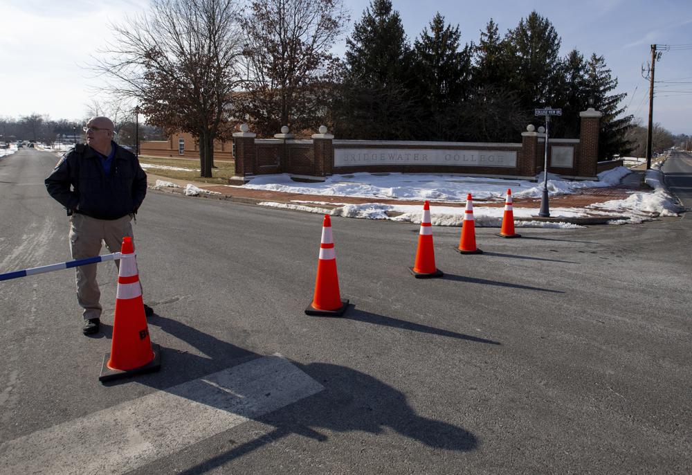 Un oficial de policía bloquea la entrada a Bridgewater College luego de un tiroteo en el campus de Bridgewater, Virginia, el martes 1 de febrero de 2022. (Daniel Lin/Daily News-Record Via AP)