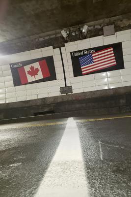 En esta imagen cortesía del Ayuntamiento de Windsor, Ontario, Canadá, se muestra la línea fronteriza entre Canadá y Estados Unidos, el 4 de junio de 2021, dentro del túnel Windsor-Detroit. (Christopher Tremblay/Office of the Mayor, Windsor Ont., Canada via AP)