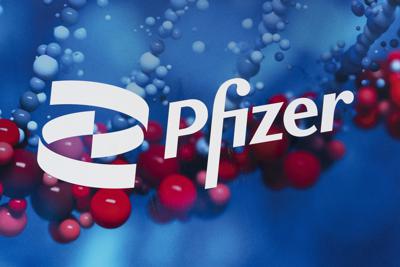 En esta imagen de archivo, tomada el 5 de febrero de 2021, se muestra el logo de la farmacéutica Pfizer en la sede de la empresa en Nueva York.  (AP Foto / Mark Lennihan, archivo)