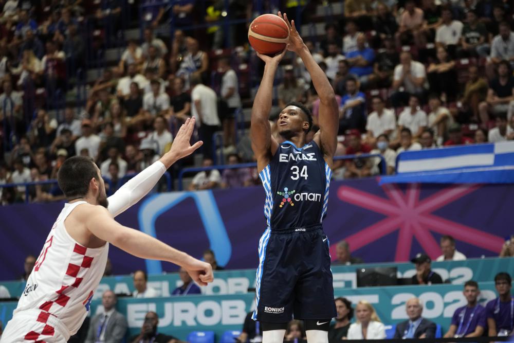 El griego Giannis Antetokounmpo intenta un tiro de campo en duelo por el Grupo C ante Croacia, en el Foro Assago de Milán, Italia, el viernes 2 de septiembre de 2022. (AP Foto/Luca Bruno)