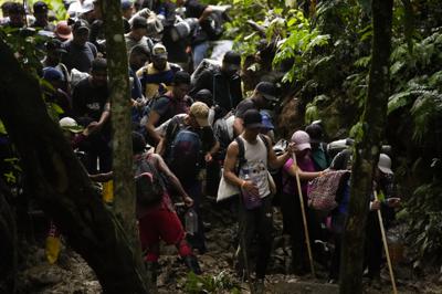Migrantes, en su mayoría venezolanos, cruzan el Tapón del Darién desde Colombia hacia Panamá con la esperanza de llegar a Estados Unidos, el sábado 15 de octubre de 2022. (Foto AP/Fernando Vergara)