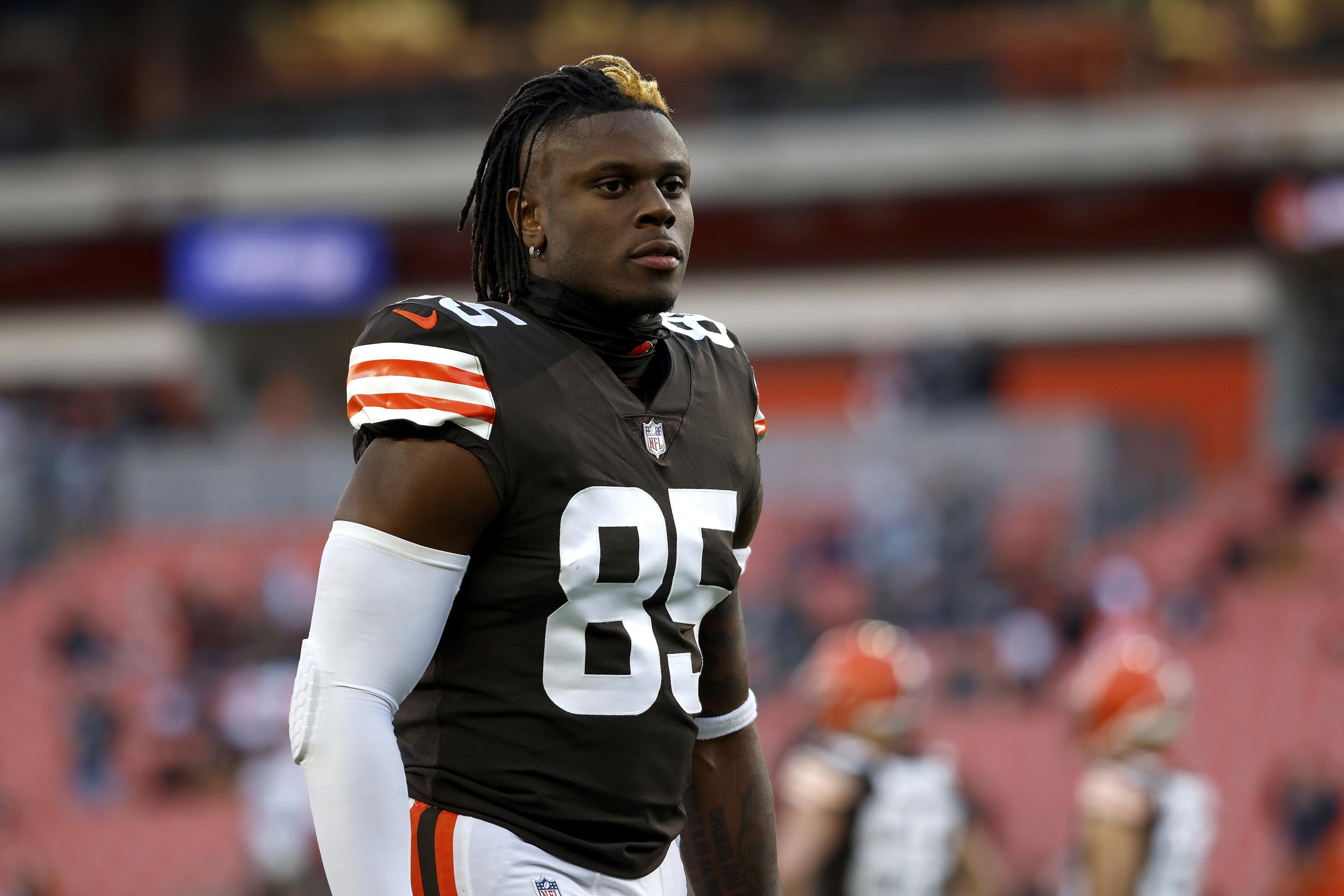Browns place franchise tag on tight end David Njoku AP News
