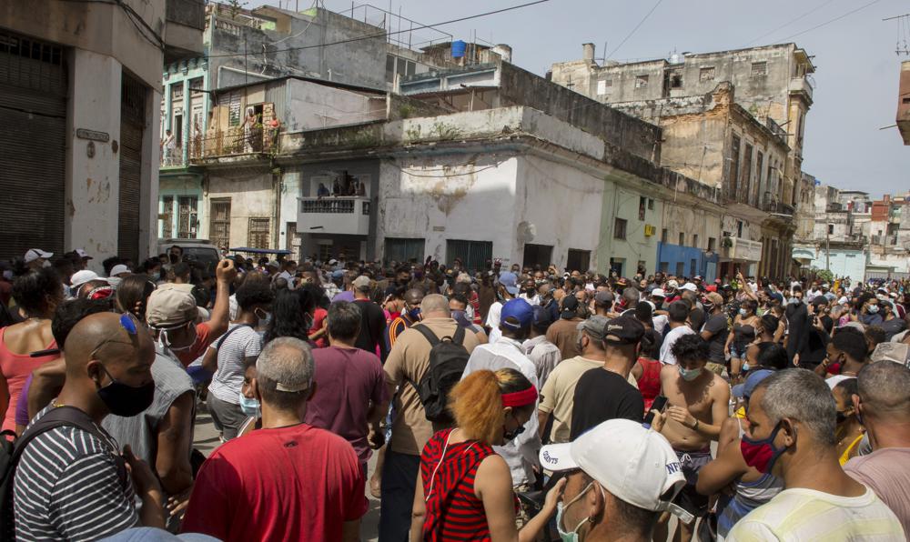 Una marcha de manifestantes contra el gobierno en La Habana, Cuba, el domingo 11 de julio de 2021. Cientos de manifestantes salieron a las calles en varias ciudades de Cuba para protestar contra la escasez y los altos precios de los alimentos. (AP Foto/Ismael Francisco)