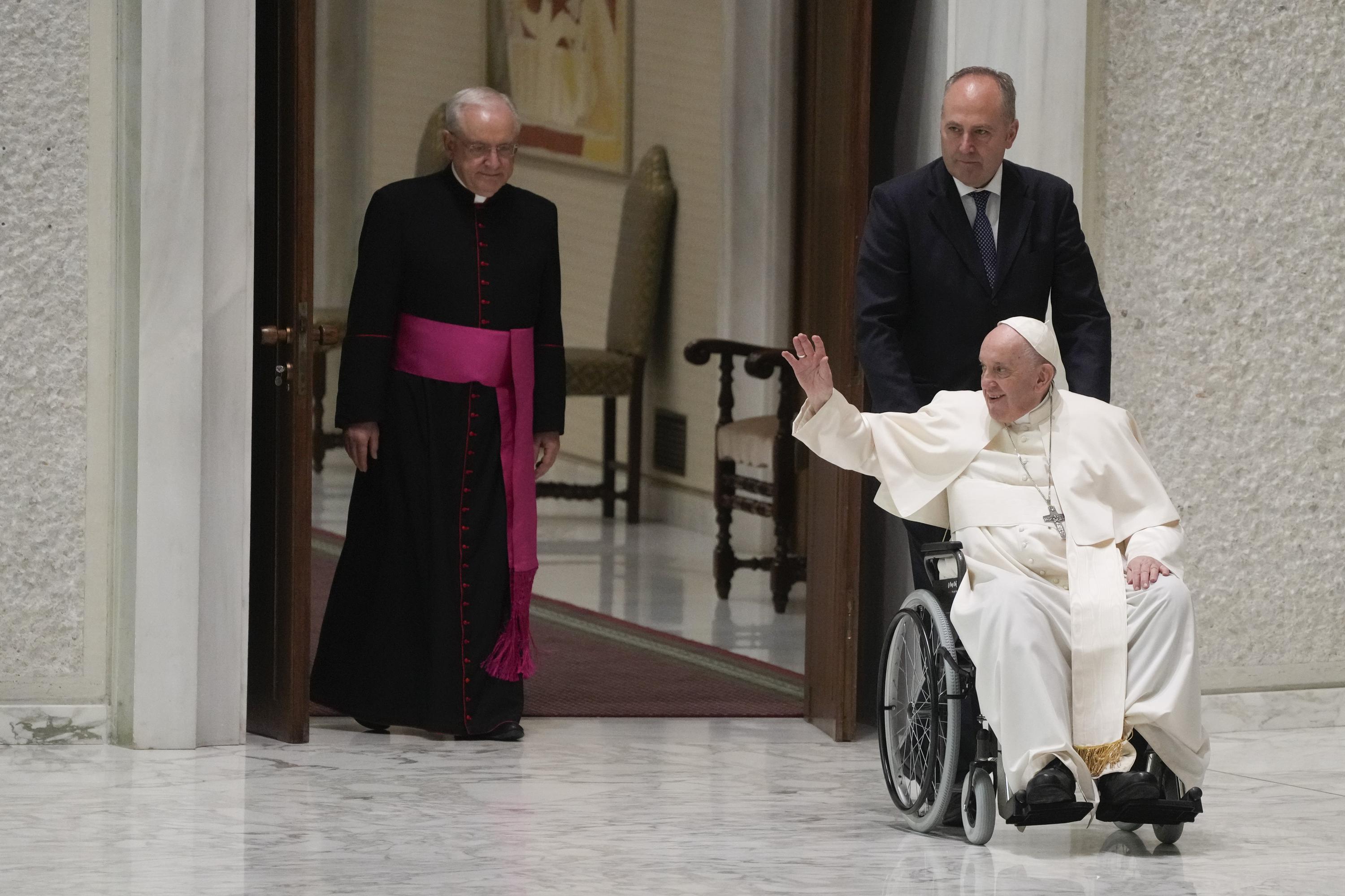 Popes recept om zijn pijnlijke knie te genezen?  shot tequila