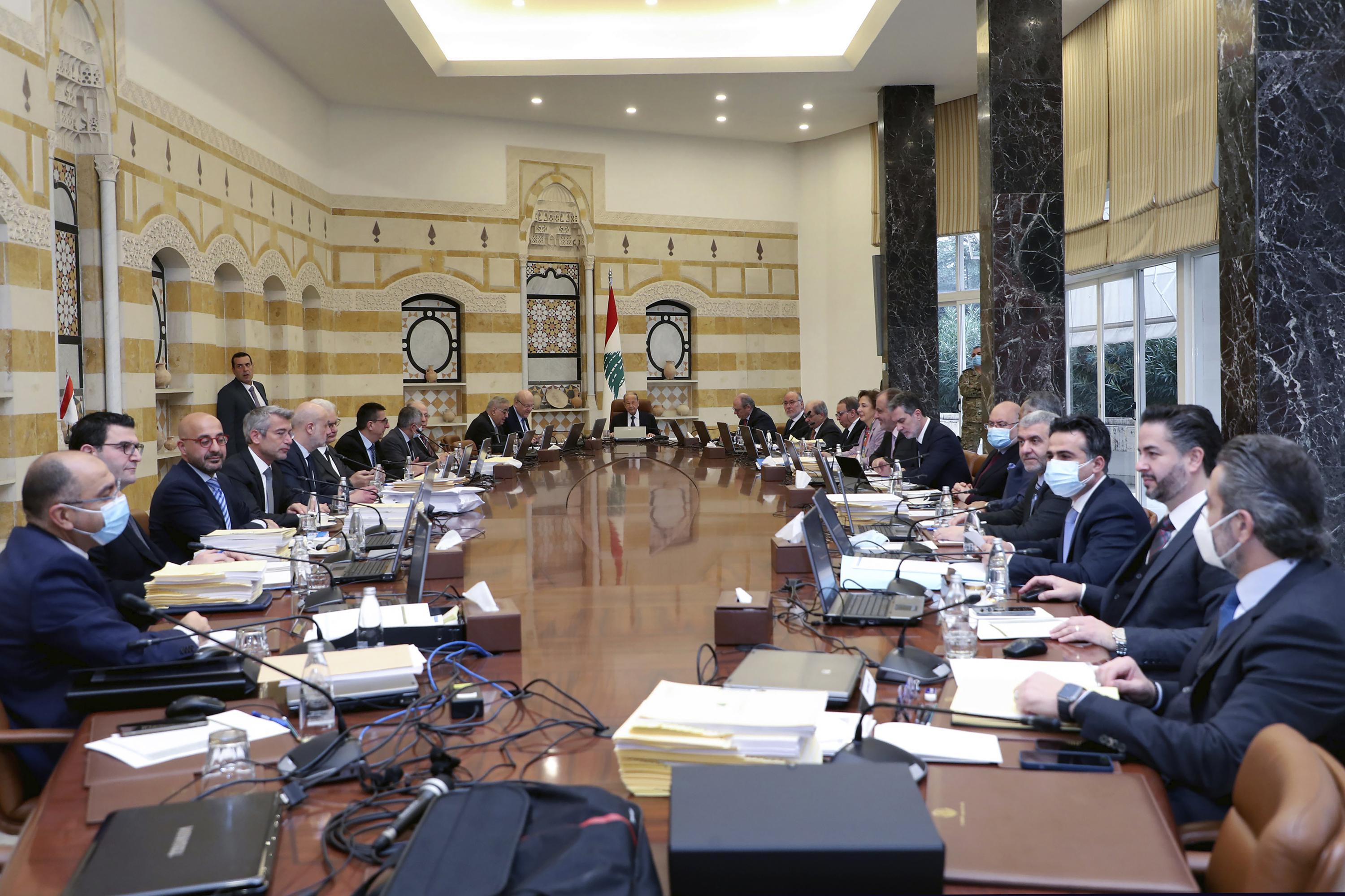 Lebanon's government holds budget meeting, 1st in months thumbnail