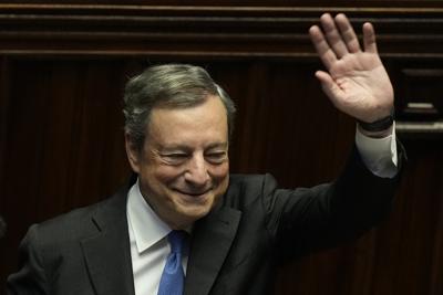 El primer ministro italiano Mario Draghi saluda a los legisladores al término de su discurso en el Parlamento, en Roma, el jueves 21 de julio de 2022. (AP Foto/Andrew Medichini)