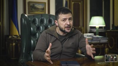 En esta imagen tomada de un video facilitado por la Oficina Presidencial de Prensa de Ucrania, el mandatario Volodymyr Zelenskyy emite un mensaje desde Kiev, Ucrania, el sábado 16 de abril de 2022. (Oficina Presidencial de Prensa de Ucrania vía AP)