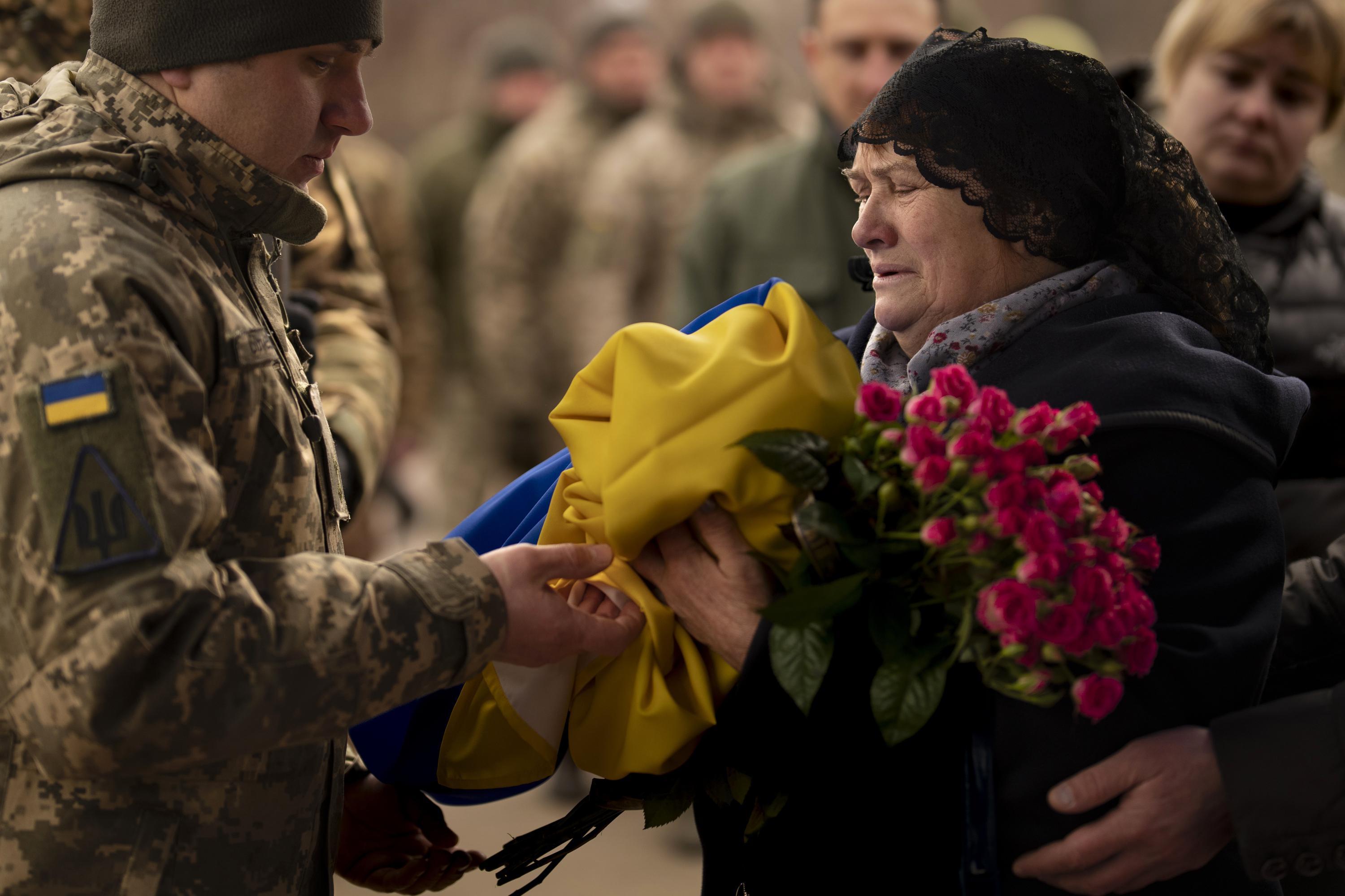 Civilians flee embattled town as Ukrainian pullout looms | AP News