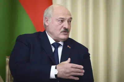 El presidente de Bielorrusia, Alexander Lukashenko, asiste a una reunión con el presidente ruso, Vladimir Putin, en la residencia estatal de Novo-Ogaryovo, en las afueras de Moscú, Rusia, el viernes 17 de febrero de 2023. (Vladimir Astapkovich, Sputnik, Kremlin Pool Photo vía AP)