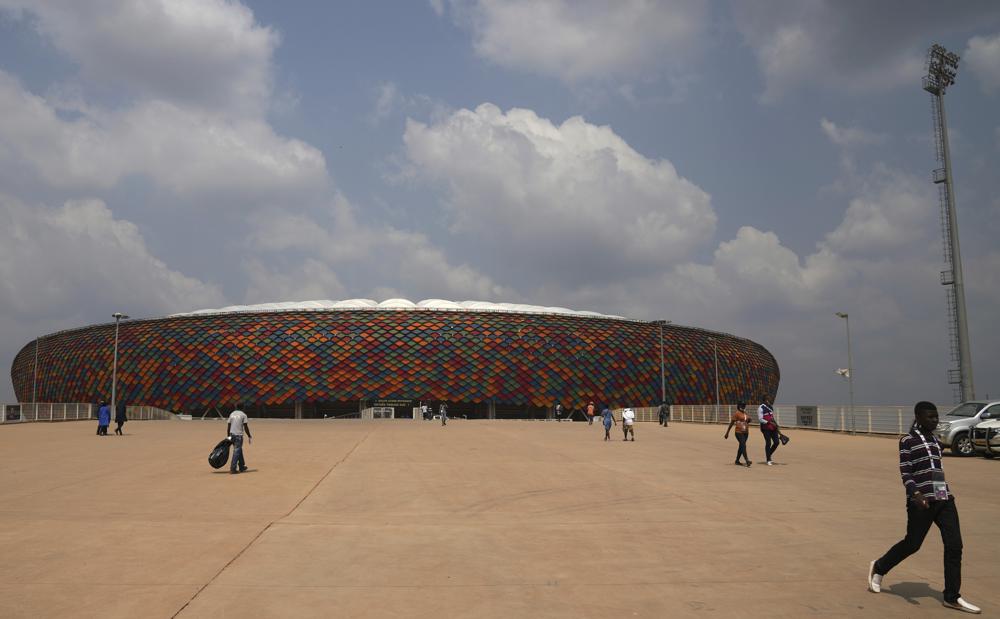 Gente caminando en un estadio Olembe recién construido en Yaundé, Camerún, el sábado 8 de enero de 2022. La Copa Africana de Naciones se lleva a cabo en Camerún y comienza el domingo 9 de enero. (Foto AP/Themba Hadebe)