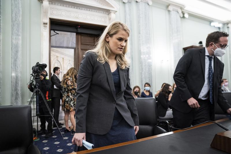 La ex empleada de Facebook y denunciante Frances Haugen llega para testificar durante una audiencia del Comité Senatorial de Comercio, Ciencia y Transporte en Capitol Hill el martes 5 de octubre de 2021 en Washington.  (Jabin Botsford / The Washington Post vía AP, Pool)