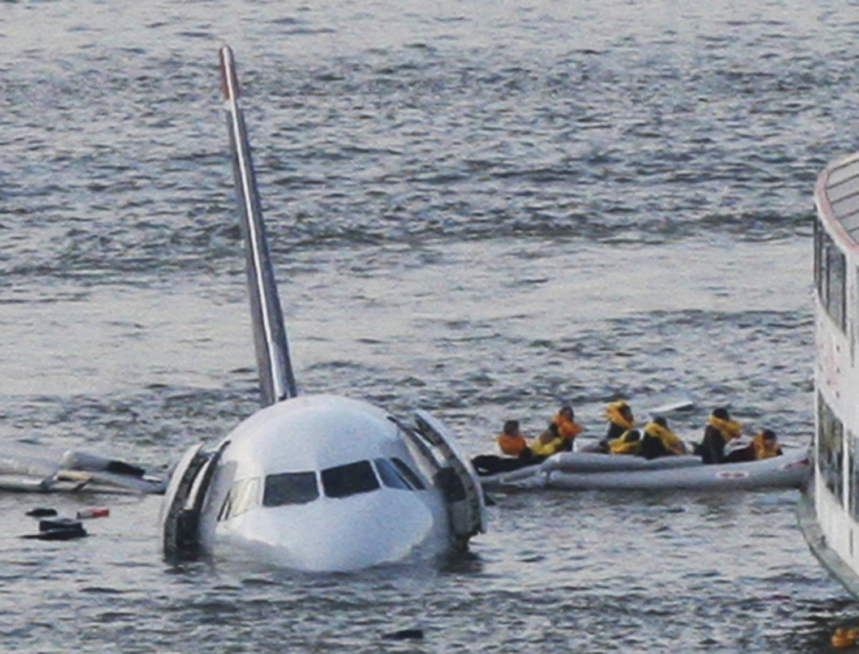 Самолет приземляющийся на воду. Гудзон 15 января 2009. Аварийная посадка a320 на Гудзон. Самолёт на Гудзоне 2009. 15 Января 2009 авиакатастрофа Гудзон.