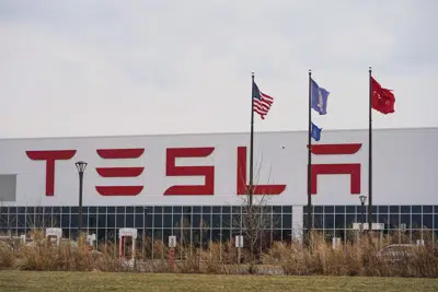 Dosya - Tesla Gigafactory 2, 18 Mart 2022 Cuma günü Buffalo, NY'da gösteriliyor Tesla Workers United'a göre, fabrikadaki birkaç çalışan iki gün önce sendika örgütlenme çabaları başlattıktan sonra kovuldu.  (AP Fotoğrafı/Frank Franklin II, Dosya)