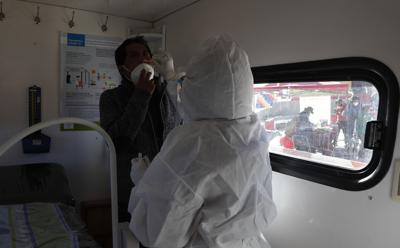 Un médico recolecta una muestra para una prueba de COVID-19 en una clínica móvil en Chinchaya, en las afueras de La Paz, Bolivia, el lunes 7 de junio de 2021. (AP Foto/Juan Karita)