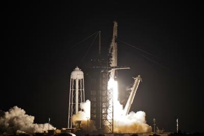 Un cohete Falcon 9 de SpaceX, con cuatro tripulantes privados, despega el miércoles 15 de septiembre de 2021 desde la plataforma 39A del Centro Espacial Kennedy, en Cabo Cañaveral, Florida. (AP Foto/Chris O'Meara)