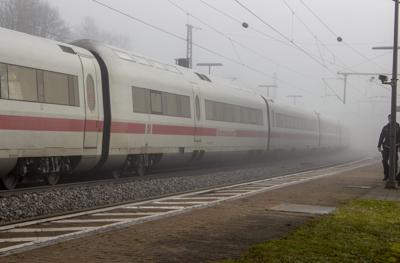Un tren ICE está detenido en la estación de Seubersdorf, en el sur de Alemania, sábado 6 de noviembre de 2021. Un ataque con cuchillo en un tren ICE que circulaba entre Regensburg y Nuremberg dejo a tres oersonas gravemente heridas, dijo la policía. Un hombre sirio de 27 años fue arrestado. (Vifogra/dpa via AP)