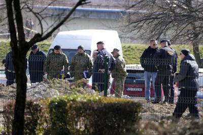 La policía inspecciona el sitio de un accidente de avión no tripulado en Zagreb, Croacia, el viernes 11 de marzo de 2022. Un avión no tripulado que aparentemente voló desde la zona de guerra ucraniana se estrelló durante la noche en las afueras de la capital croata, Zagreb, provocando una fuerte explosión pero sin causar heridos, dijeron el viernes las autoridades croatas. (AP Photo/Darko Bandic)