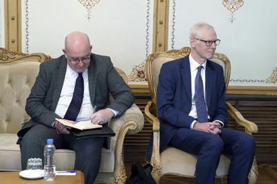 El alto representante del primer ministro británico para la transición afgana, sir Gimon Gass, y Martin Longden, el encargado de negocios de la misión británica para Afganistán, se reúnen con el viceprimer ministro Mullah Abdul Ghani Baradar, en el palacio presidencial de Kabul, Afganistán, el martes 5 de octubre de 2021. (Oficina Administrativa del Presidente vía AP)