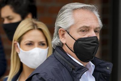 El presidente de Argentina, Alberto Fernández, a la derecha, y su esposa, Fabiola Yáñez, llegan a votar durante las elecciones legislativas de mitad de período en Buenos Aires, Argentina, el domingo 14 de noviembre de 2021. (AP Foto/Natacha Pisarenko)