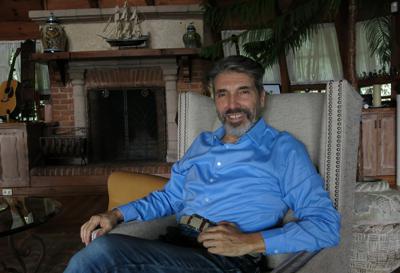 ARCHIVO – En esta fotografía del 19 de junio de 2019 el músico nacido en Argentina Diego Verdaguer posa en su casa en la Ciudad de México. Verdaguer falleció el 27 de enero de 2022 por complicaciones de COVID-19. Tenía 70 años. (Foto AP/Berenice Bautista, archivo)