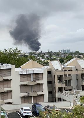 Una columna de humo se alza de un incendio en una importante subestación eléctrica que dejó a centenares de miles de personas sin electricidad en San Juan, Puerto Rico, el jueves, 10 de junio del 2021. (@MadeleenFlores via AP)