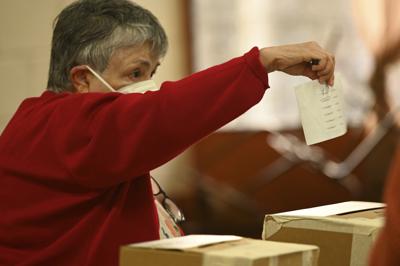 Una mujer emite su voto durante las elecciones generales en San José, Costa Rica, el domingo 6 de febrero de 2022. Los costarricenses eligen a un nuevo presidente y a los nuevos miembros de la Asamblea Nacional, en una contienda que se desarrolla días después de que el principal fiscal del país presentara documentos que buscan levantar la inmunidad del presidente saliente Carlos Alvarado para que pueda enfrentar cargos relacionados con la recopilación de información personal de los ciudadanos. (Foto AP/Carlos González)