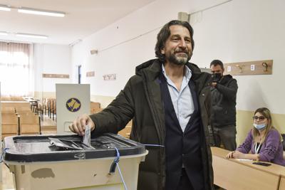 Perparim Rama, candidato a alcalde por la Liga Democrática de Kosovo, emite su voto el domingo 14 de noviembre de 2021, en Pristina, Kosovo. (AP Foto/str)