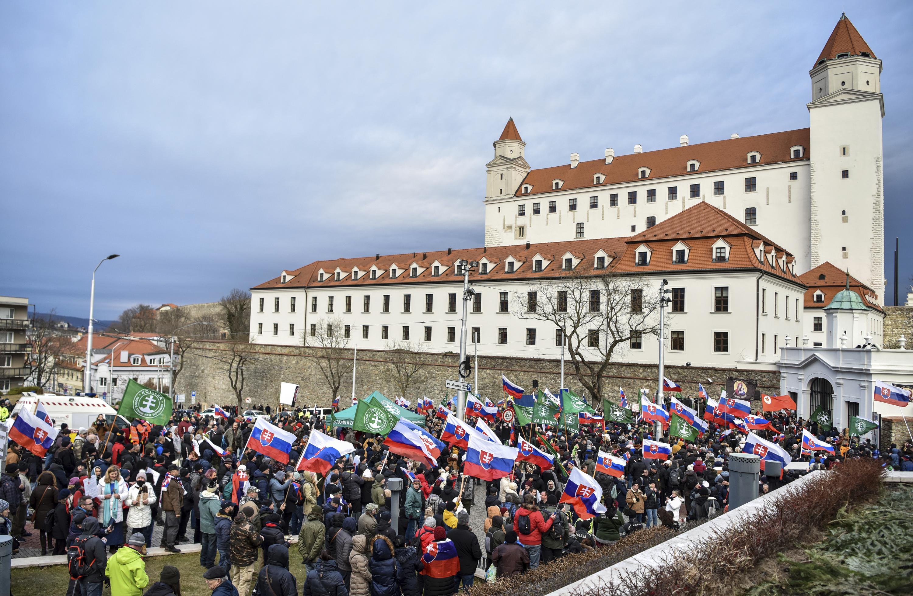 Slováci počas diskusie zákonodarcov protestujú proti obrannej zmluve s USA