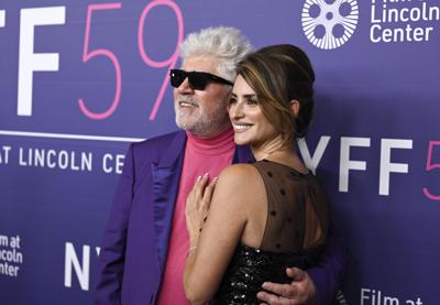 El cineasta Pedro Almodóvar y la actriz Penélope Cruz posan al llegar al estreno de "Madres paralelas" para cerrar el Festival de Cine de Nueva York, en su 59na edición, el viernes 8 de octubre de 2021 en el Alice Tully Hall en Nueva York. (Foto por Evan Agostini/Invision/AP)