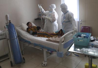 Trabajadores de la salud atienden a un enfermo con COVID-19 en el Hospital General Dr. Suyoto en Yakarta, Indonesia, el 29 de julio de 2021. (AP Foto/Tatan Syuflana)
