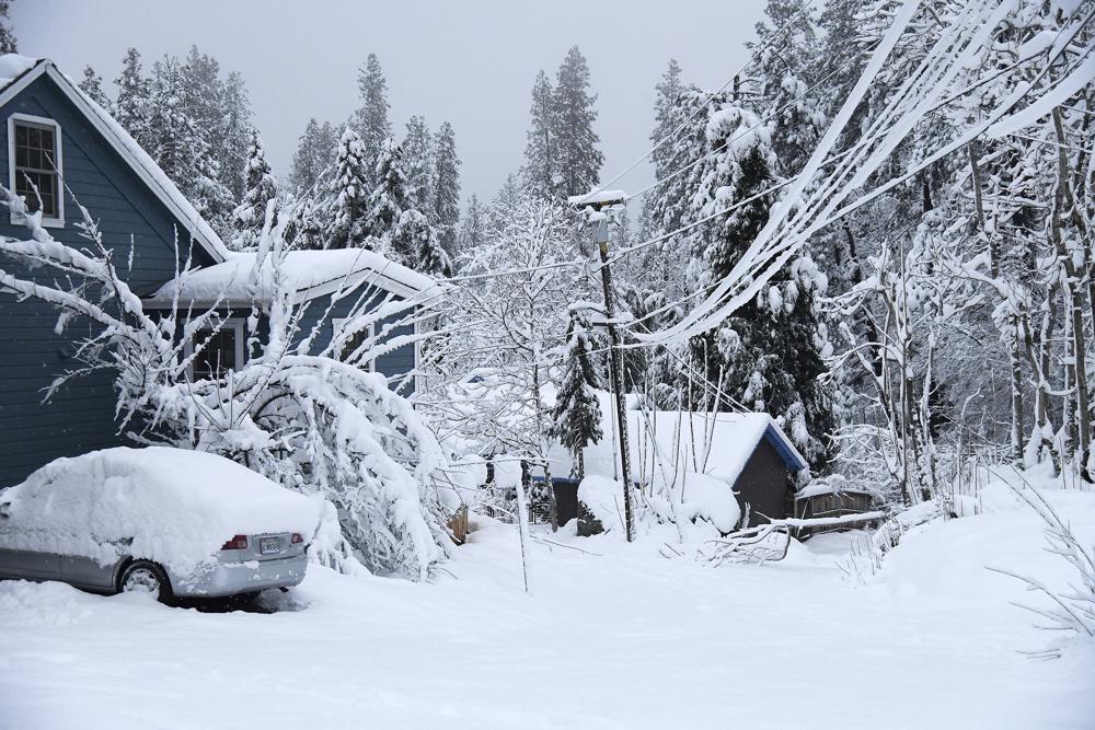 Spring Street en Nevada City, California, estaba cubierta de nieve y ramas de árboles caídas, el lunes 27 de diciembre de 2021 (Elias Funez / The Union vía AP).