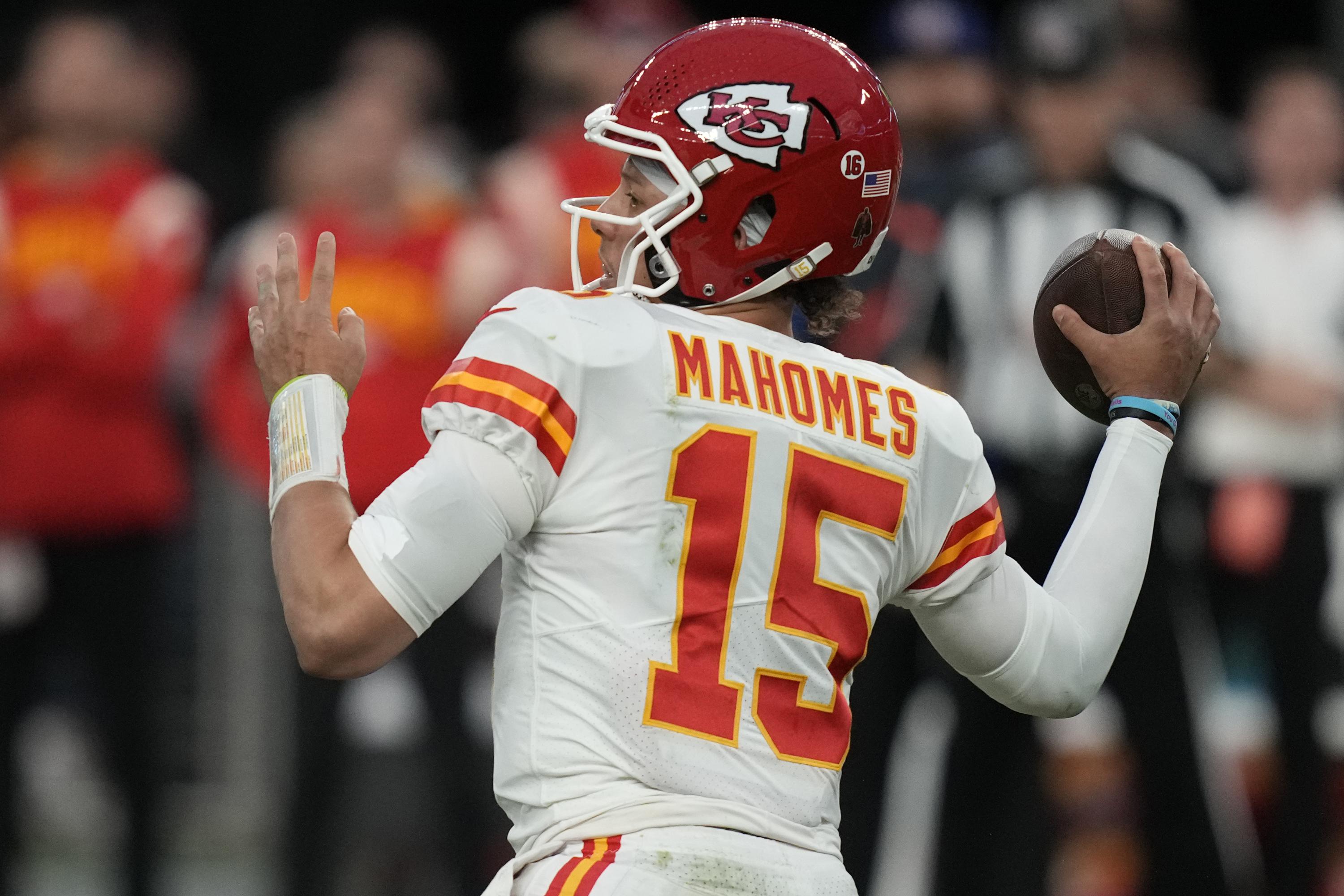 Mahomes, Hurts buoy Super Bowl teams amid QB injury spate | AP News