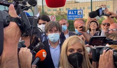 El expresidente catalán Carles Puigdemont sale de la cárcel de Sássari el viernes 24 de septiembre de 2021, en Cerdeña, Italia. (AP Foto/Gloria Calvi)