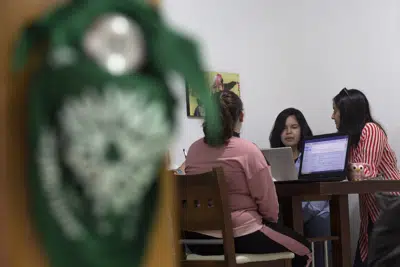 Integrantes del colectivo Marea Verde Chihuahua se reúnen en su sede de Chihuahua, México, el lunes 13 de marzo de 2023. La organización de voluntarias ha defendido los derechos reproductivos en el norte de México desde 2018, dando asesoramiento virtual y enviando pastillas para abortar a mujeres que quieren terminar su embarazo desde casa, atendiendo incluso peticiones desde Estados Unidos, desde que la Suprema Corte de ese país eliminó el derecho constitucional al aborto en 2022. (AP Foto/Adriana Esquivel)